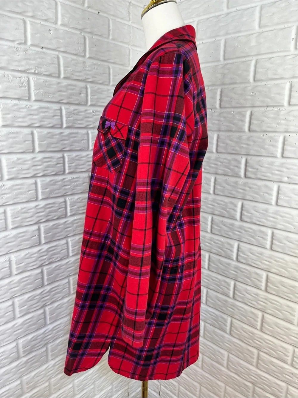 VICTORIA’S SECRET RED PLAID SLEEP SHIRT SZ MD AND OTR FUZZY SLIPPERS SZ 7-8